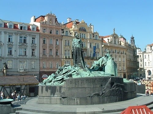Statue på torget i Praha